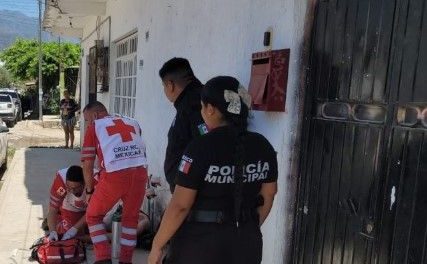 Hombre tirado en banqueta causa preocupación y moviliza a las corporaciones de emergencia