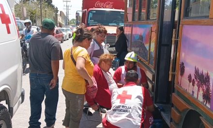 Turista de la tercera edad sufre herida al intentar subir al turibus de Parras