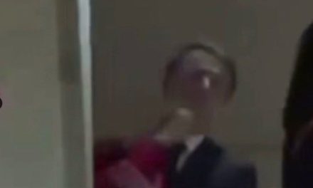 ‘No te doy otra nomás porque’; Esposa del presidente Macron de Francia lo cachetea… él dice que estaban bromeando