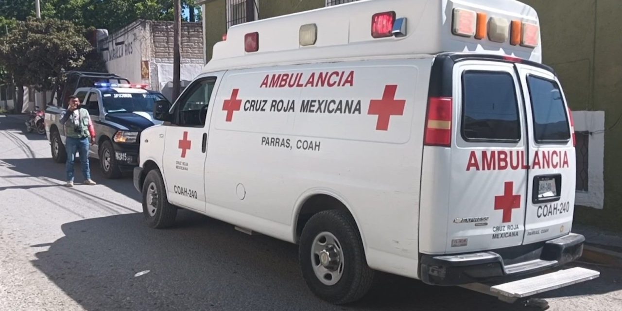 Moto se queda sin frenos y dos jóvenes se impactan en un poste en Parras