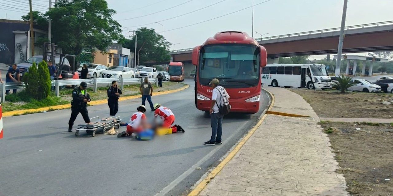Mujer resulta gravemente lesionada tras ser embestida por un camión de pasajeros en Saltillo