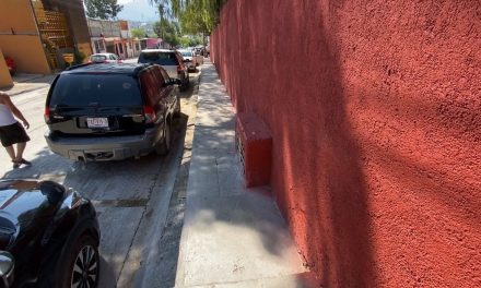 Padres de familia solicitan banquetas en buenas condiciones para primaria en la Minita