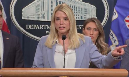 FBI realiza histórica operación contra depredadores sexuales en línea y detiene a más de 200 personas