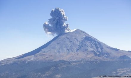 Así es como los turistas arriesgan su vida por ingresar a las profundidades del Popocatépetl (video)