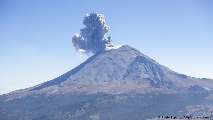 Así es como los turistas arriesgan su vida por ingresar a las profundidades del Popocatépetl (video)