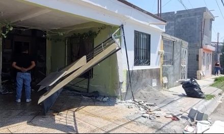 Hombre en presunto estado de ebriedad impacta vehículo contra vivienda en Mirasierra