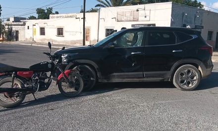 Regio no respeta alto obligatorio y causa accidente en Parras