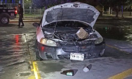 Vehículo estacionado se consume en llamas afuera de una escuela en Ramos Arizpe