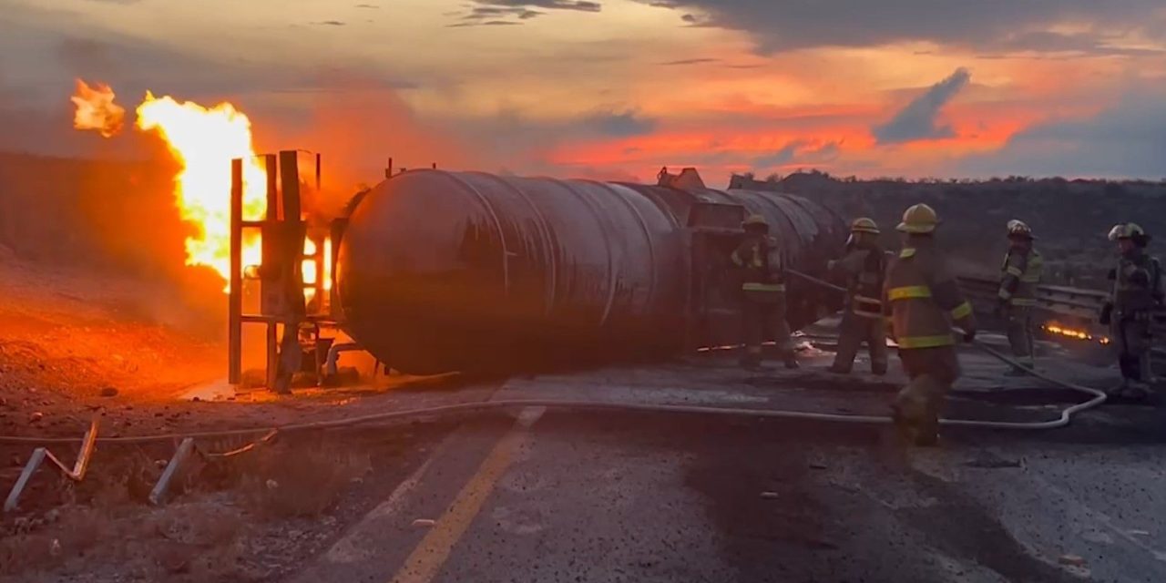 Se desprende y vuelca pipa de gasolina en la autopista Saltillo-Torreón