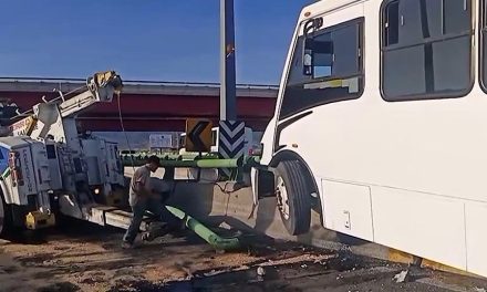 Conductor se estrella contra barandal para evitar tragedia en distribuidor vial El Sarape