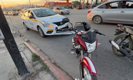 Taxista intenta retornar y derriba a motociclista en Saltillo
