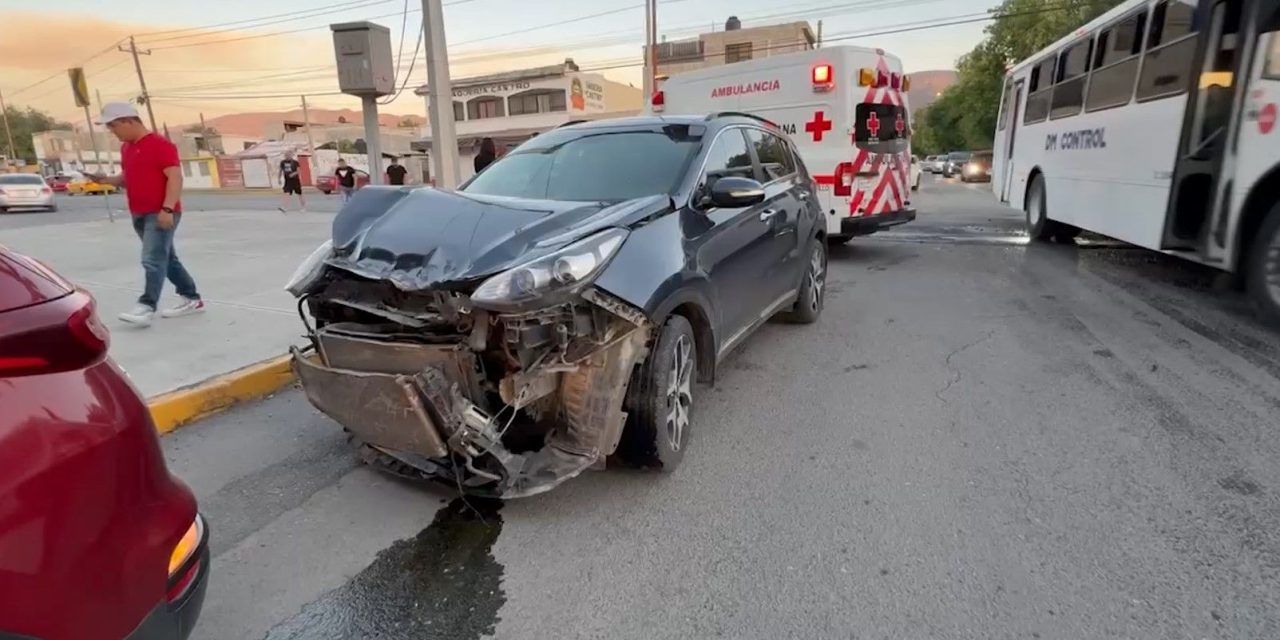 Trabajador de paquetería provoca accidente ignoró semáforo en rojo