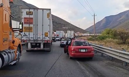 Carretera 57 se encuentra bloqueada en dirección a Matehuala tras varios accidentes