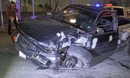 Saltillo: Joven en estado de ebriedad trata de huir tras accidente pero su carro ya no le respondió y terminó detenido