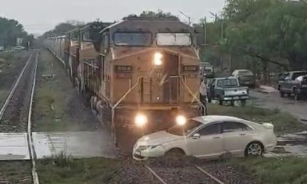 Tren embiste auto en Piedras Negras… quedó atrapado en las vías por las lluvias
