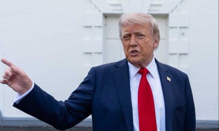 Trump firma decreto para cortar financiamiento a la televisión pública