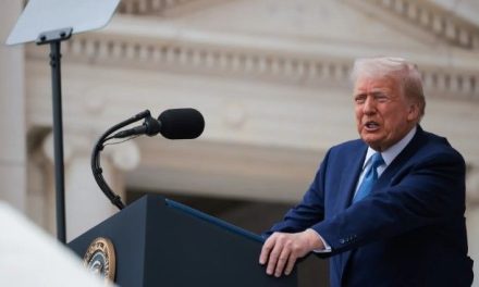 Trump pondría fin a los contratos federales con Harvard