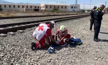 Un hombre salva su vida de milagro; una caída le evitó morir aplastado por el tren