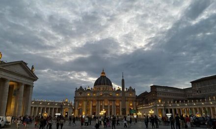 Vaticano apaga red de telefonía móvil para blindar el cónclave