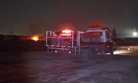 Vientos reactivan incendio de la recicladora en Saltillo