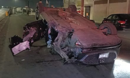 Hombre destroza su vehículo por manejar en estado de ebriedad en Saltillo