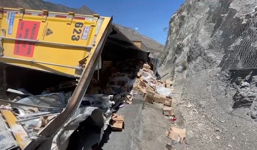 Vuelca caja de tractocamión en Los chorros