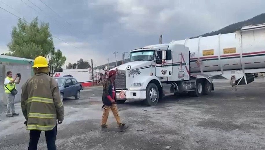 Vuelca pipa sobre la carretera 57 en Arteaga