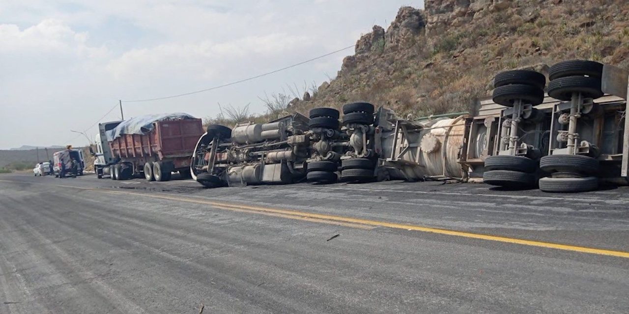 Vuelca tractocamión en la carretera Monclova