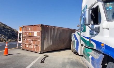 Vuelca contenedor en el Libramiento Norponiente