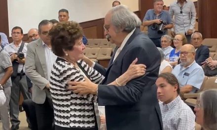Homenaje al radiodifusor, Jesús López Castro durante una sesión del Congreso del Estado