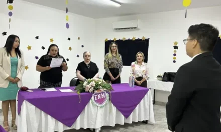 Estudiantes de la Normal de Monclova presentan su examen profesional