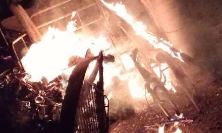 Bomberos de Múzquiz sofocan incendio en Villa de Palaú