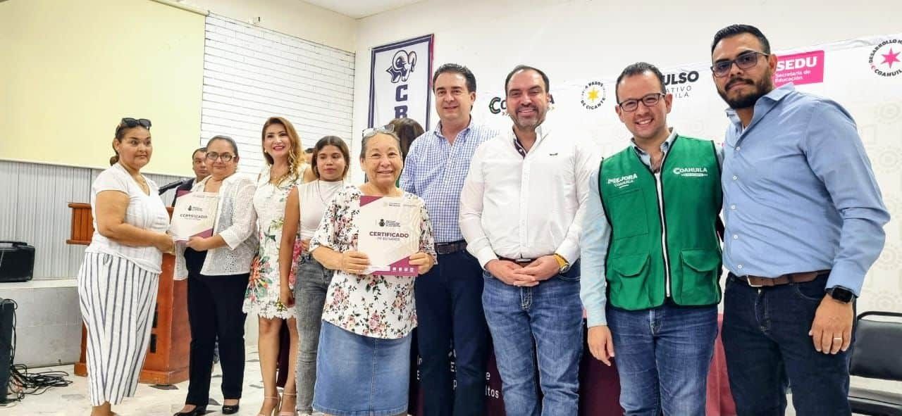 Se gradúan 65 adultos de educación básica en Sabinas