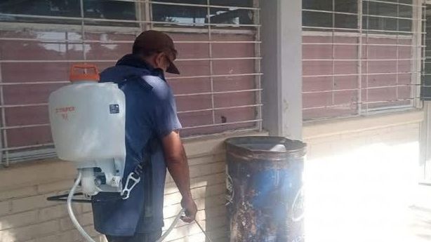 Prohíben ingreso de perros a secundaria de Sabinas tras detectar garrapatas