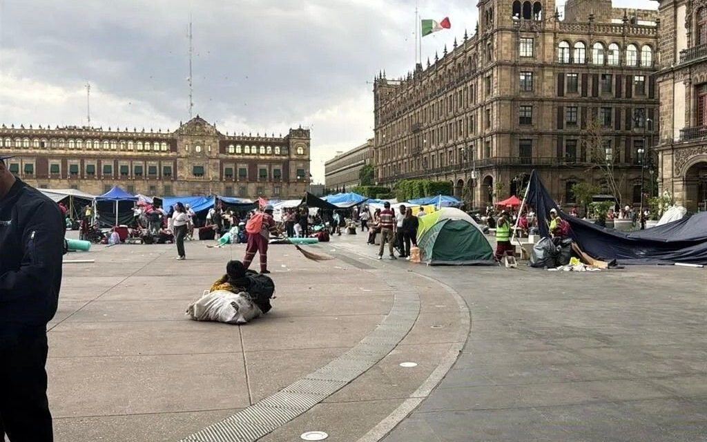 CNTE inicia retirada del Zócalo de la Ciudad de México
