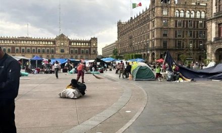 CNTE inicia retirada del Zócalo de la Ciudad de México
