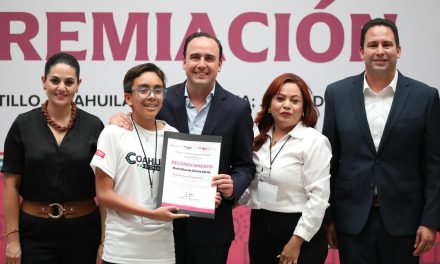 Manolo Jiménez entrega premios a ganadores de la Olimpiada del Conocimiento