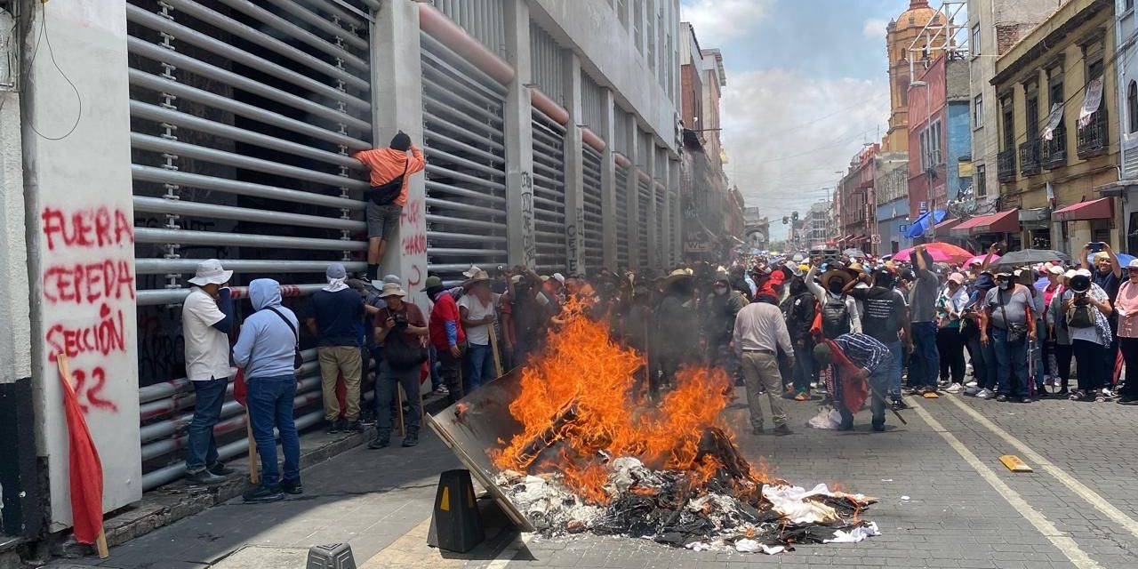 Maestros irrumpen oficinas del SNTE en CDMX y prenden fuego al inmueble