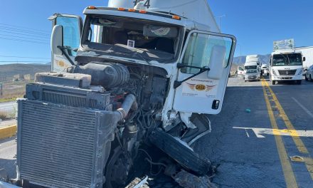 Tráiler ocasiona aparatoso accidente en el Libramiento Flores Tapia