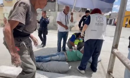 Albañil sufre graves fracturas al caer de andamio en Valle Escondido Sur