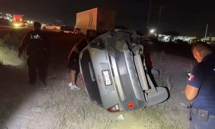 Choque por alcance provoca volcadura en el libramiento Oscar Flores Tapia