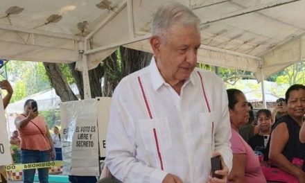 Reaparece AMLO al salir a votar en la elección judicial de Chiapas
