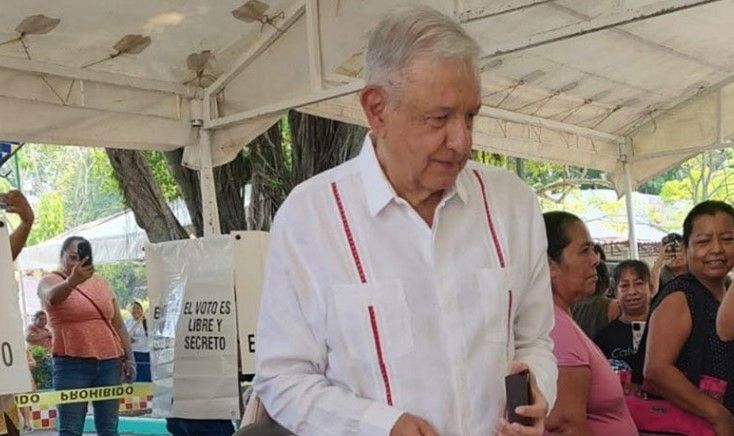 Reaparece AMLO al salir a votar en la elección judicial de Chiapas