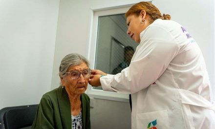 Amor en Movimiento ha beneficiado a cientos de personas con lentes y aparatos auditivos