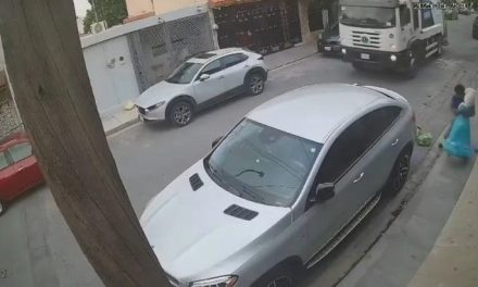 Video: Recolector de basura ‘saca los prohibidos’ con piñata de Frozen en Nuevo León