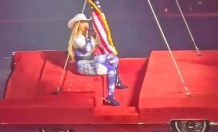 Video: ‘Auto volador’ de Beyoncé sufre falla en concierto y deja a fans aterrorizados