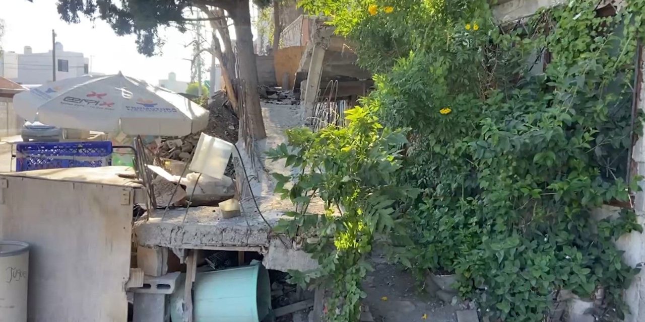 Bloquean banqueta en colonia Las Torres