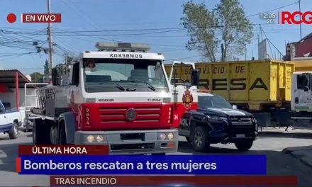Bomberos rescatan a tres mujeres de un incendio en Saltillo