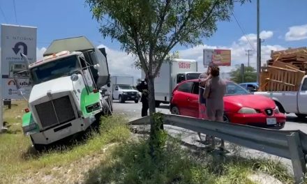 Camión recolector de basura sin frenos provoca carambola con saldo de un herido