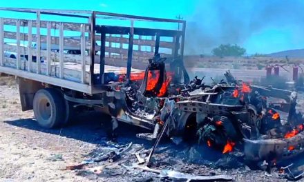 Camión de Casa Madero termina en cenizas en Parras
